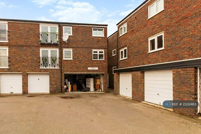 3 Bedroom Flat To Rent In Warren Bank, Milton Keynes, MK6