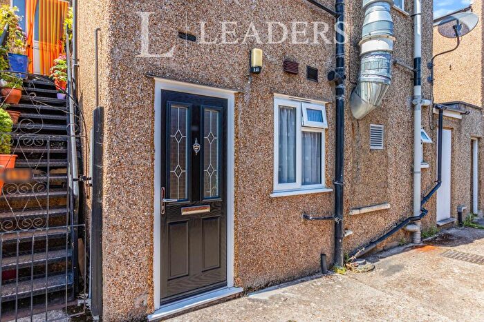 Flat To Rent In Pound Lane, Epsom, KT19