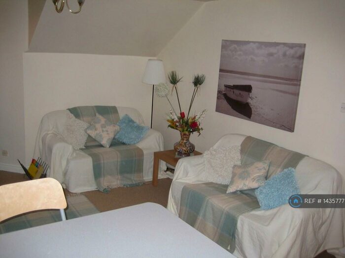 2 Bedroom Flat To Rent In Greenhill Main Road, Sheffield, S8