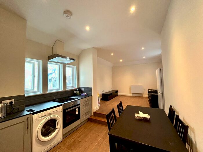 2 Bedroom Flat To Rent In Clifford Avenue, London, SW14