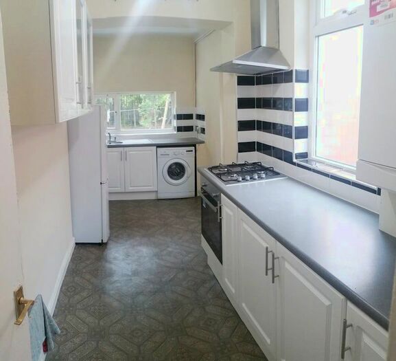 4 Bedroom Semi-Detached House To Rent In Morninghton Crescent, Fallowfield, M14