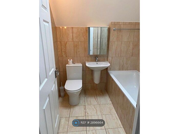 2 Bedroom Flat To Rent In Grosvenor Road, Kent, BR4