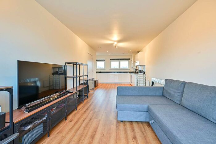 2 Bedroom Flat To Rent In Monmouth Court, Bermondsey, London, SE1