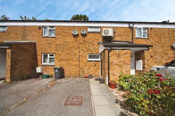 2 Bedroom Maisonette For Sale In Spear Close, Luton, LU3