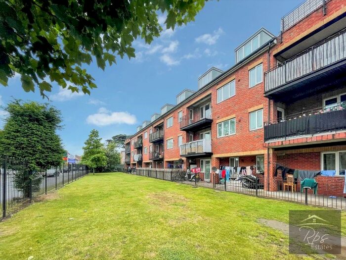 1 Bedroom Flat To Rent In Duett Court, St. Giles Close, Heston, TW5