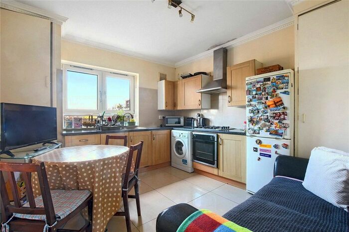3 Bedroom Flat To Rent In Fulham Road, Parsons Green, London SW6