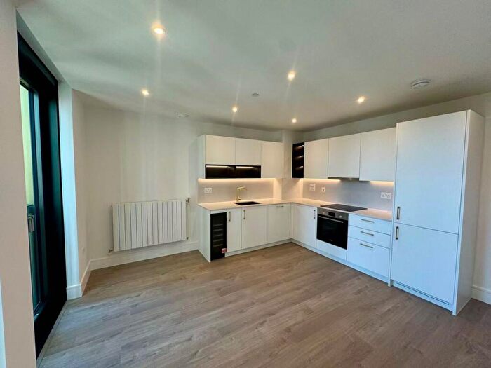 2 Bedroom Apartment To Rent In Redwood Tower，twelve Trees Park, E16