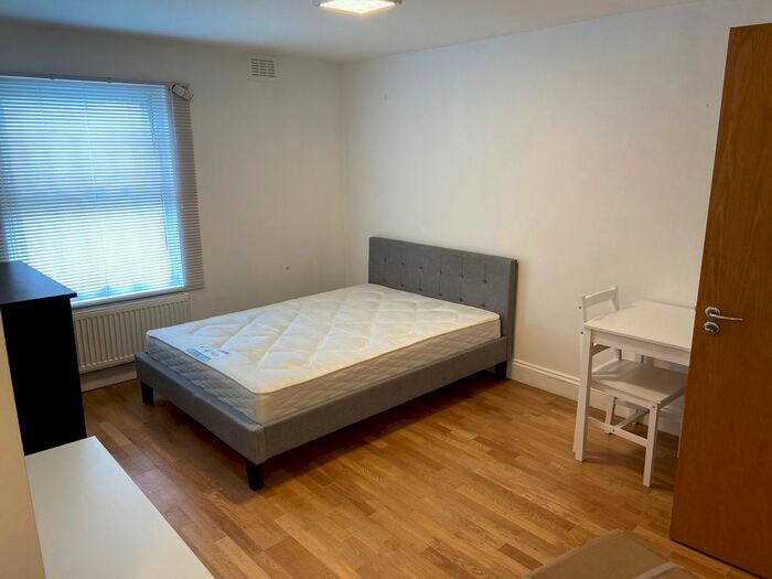 Studio To Rent In Creswick Road, Acton, W3