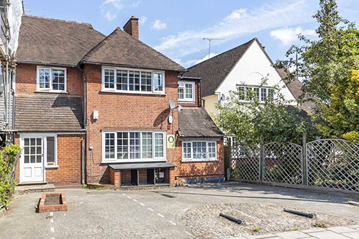 3 Bedroom Flat To Rent In Upper Richmond Road West, Richmond, TW10