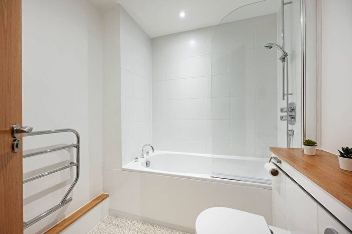 2 Bedroom Flat To Rent In Saffron Hill, Farringdon, London, EC1N