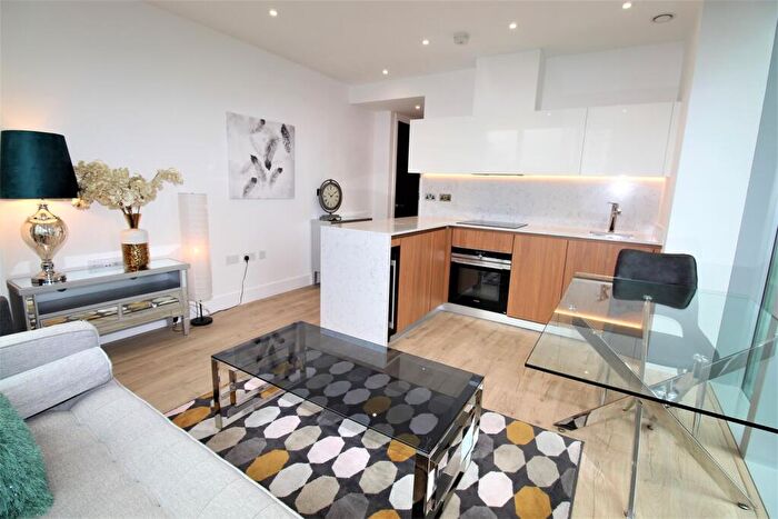 Apartment To Rent In Piazza Walk, London, E1