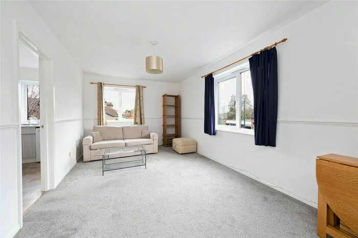 1 Bedroom Flat To Rent In Gleneagles Court, Cairngorm Close, Teddington, TW11