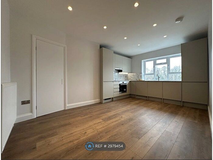 2 Bedroom Flat To Rent In New Pond Parade, Ruislip, HA4