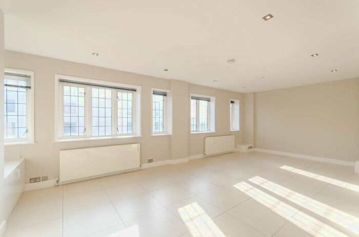 3 Bedroom Flat To Rent In Wellington Road, St John's Wood, London, NW8