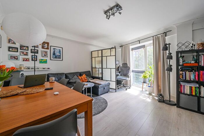 2 Bedroom Flat For Sale In Poplar High Street, Canary Wharf, London, E14