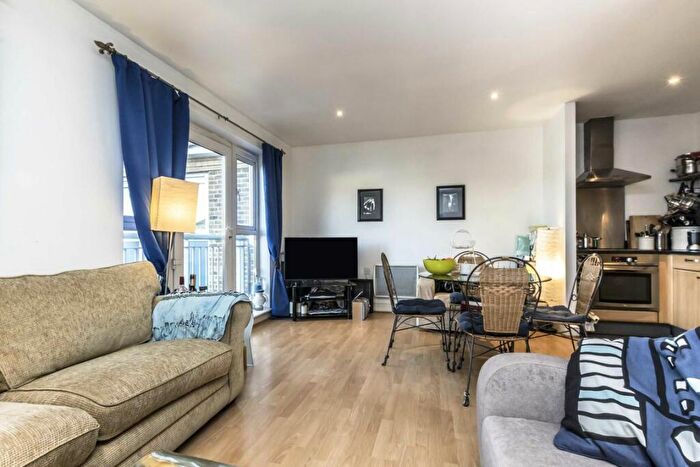 2 Bedroom Flat To Rent In Morton Close, Shadwell, E1