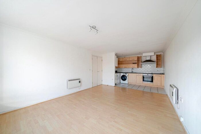 2 Bedroom Flat For Sale In Drayton Park, Islington, N5