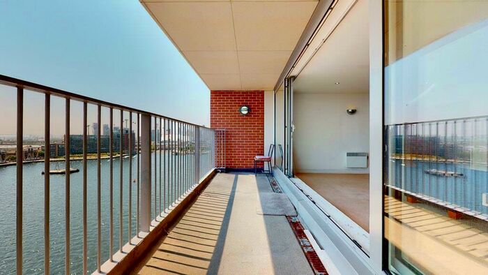 2 Bedroom Apartment To Rent In (th Floor Flat - Sea View) Western Gateway, London, E16