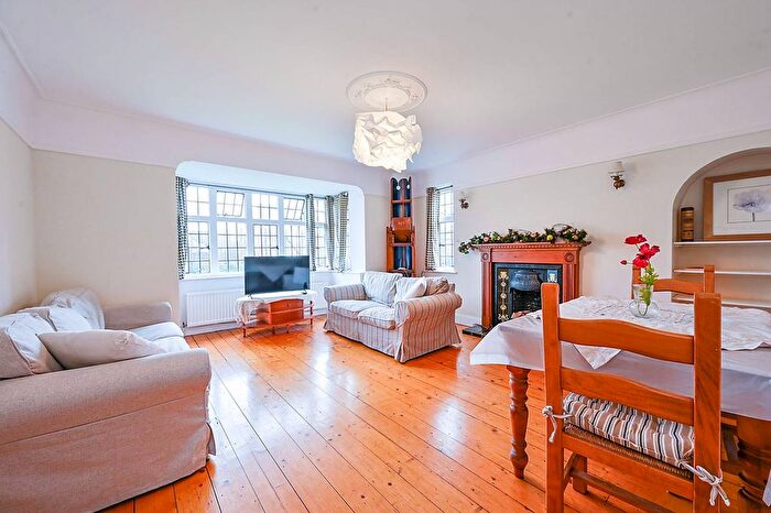 3 Bedroom Flat To Rent In Monks Drive, West Acton, London, W3