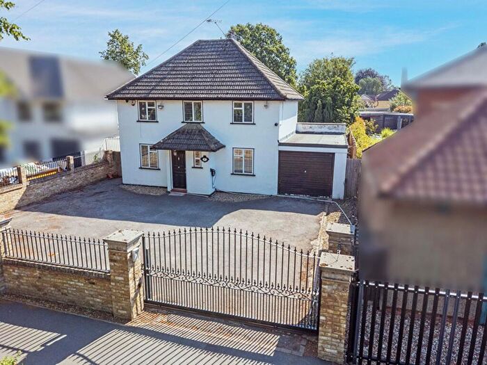 4 Bedroom Detached House For Sale In Wellesley Avenue, Richings Park, SL0