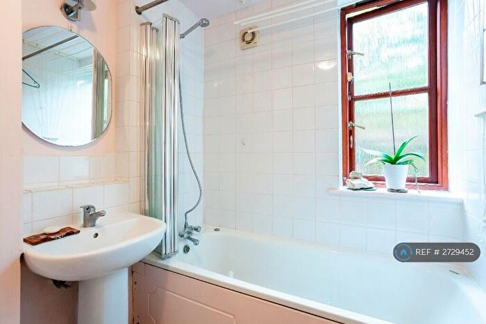 2 Bedroom Flat To Rent In Sugar Loaf Walk, London, E2