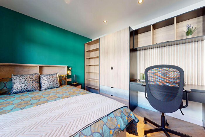 Apartment To Rent In Apt, South Parade #, LS1