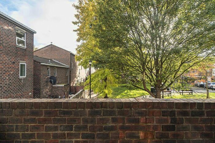 2 Bedroom Flat To Rent In Lilian Close, Stoke Newington, London, N16