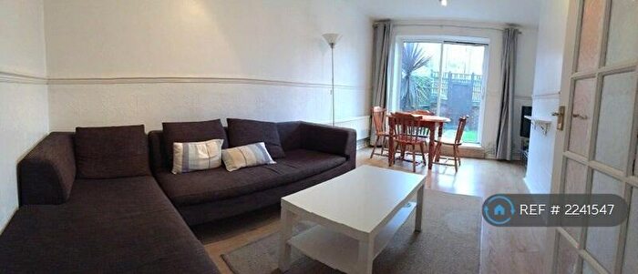 3 Bedroom Flat To Rent In Parker Court, London, N1