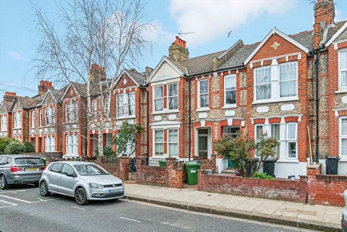 3 Bedroom Flat To Rent In Oaklands Grove, London, W12