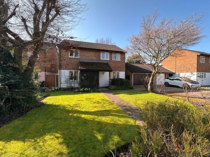 4 Bedroom Detached House For Sale In Hamble Close, Woking, GU21