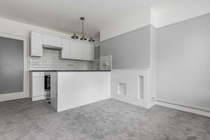2 Bedroom Flat To Rent In Middle Park Avenue London, SE9