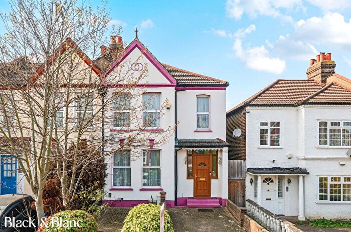 3 Bedroom End Terrace House For Sale In Wellmeadow Road, London, SE6