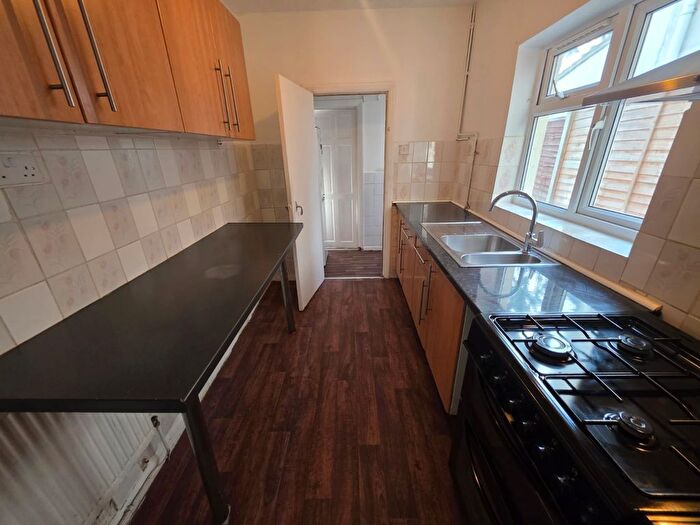 3 Bedroom Terraced House To Rent In Hampton Road, Luton, Bedfordshire, LU4