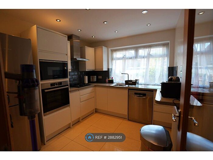 2 Bedroom Flat To Rent In Linden Way, London, N14