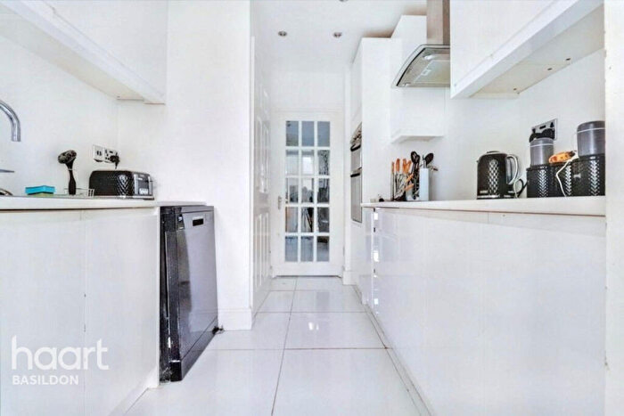 3 Bedroom Terraced House For Sale In Passingham Avenue, Billericay, CM11