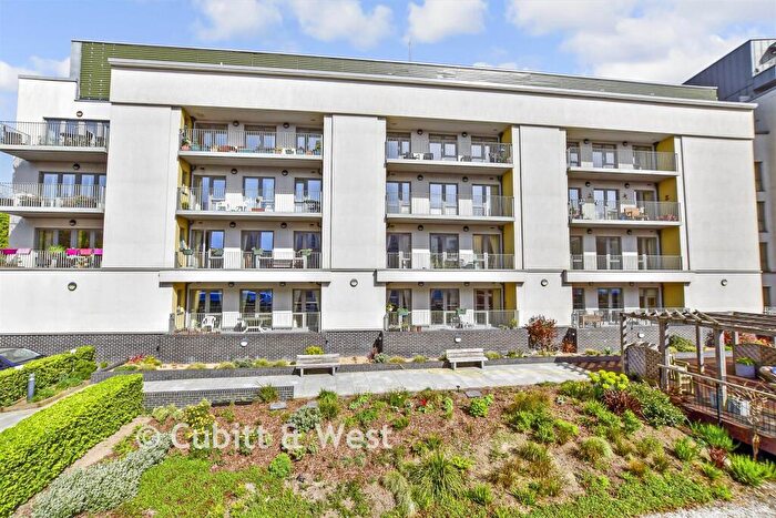 2 Bedroom Flat For Sale In South Parade, Southsea, Hampshire, PO4
