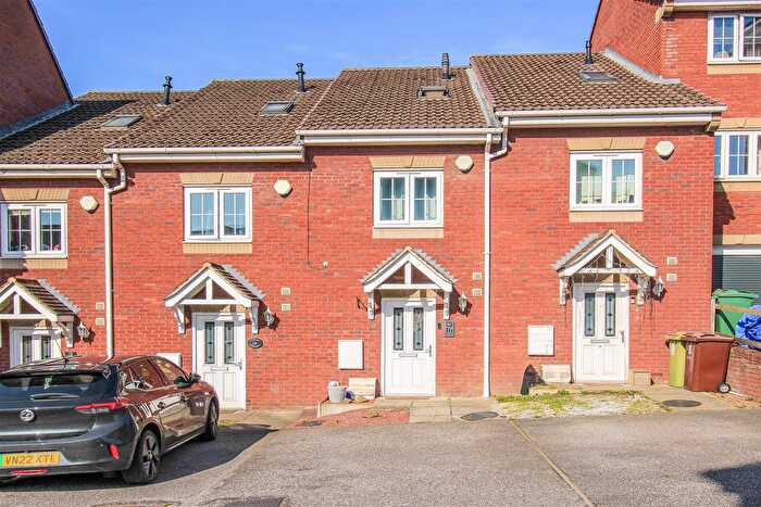 3 Bedroom Town House For Sale In Kingsway Gardens, Ossett, WF5
