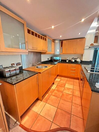 2 Bedroom Flat For Sale In Millharbour, South Quays, Cross Harbour, Canary Wharf, London, E14