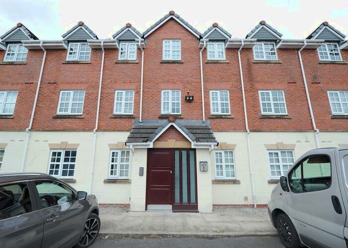 2 Bedroom Apartment To Rent In Glenmuir Close, Irlam, M44