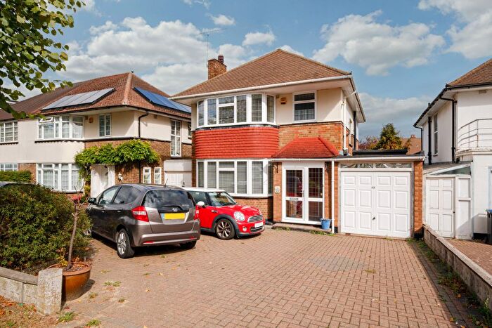 3 Bedroom Detached House For Sale In Chase Road, N14