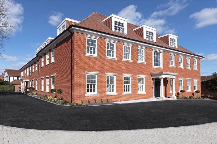 3 Bedroom Flat To Rent In Manor Road, Chigwell, Essex, IG7