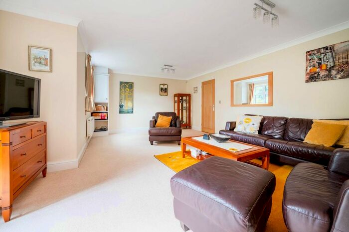 2 Bedroom Flat To Rent In Cross Lanes, Guildford, GU1