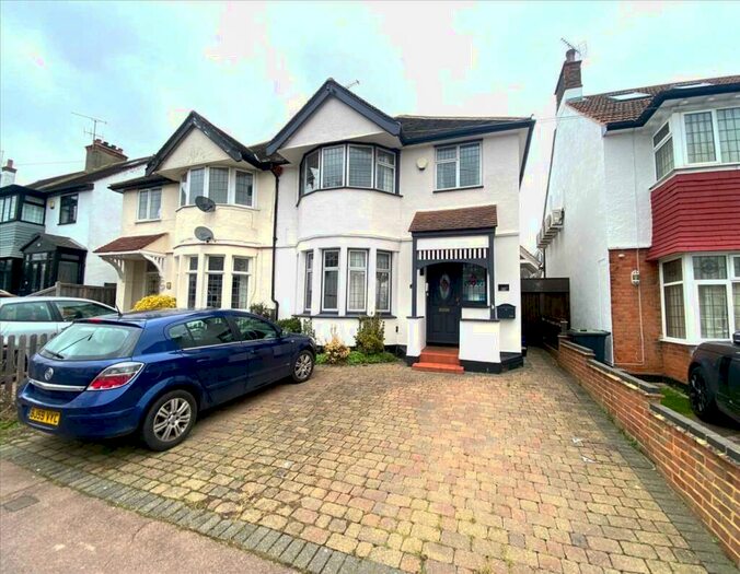 2 Bedroom Apartment To Rent In Leigh On Sea - Marine Estate, SS9