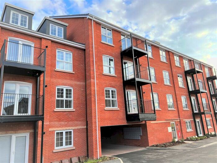 3 Bedroom Flat To Rent In Houghton Way, Bury St. Edmunds, IP33