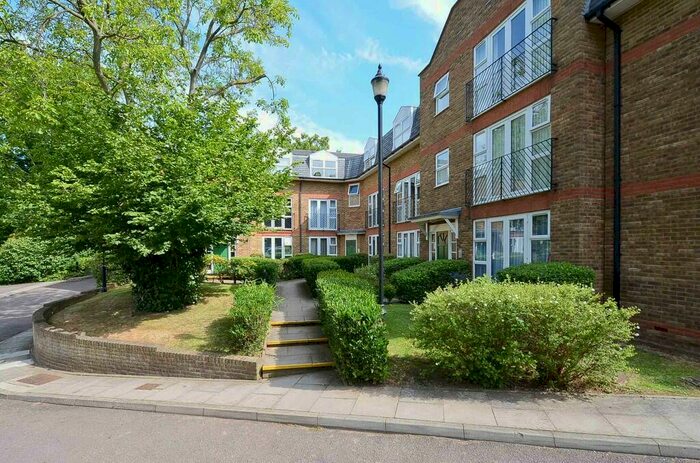 1 Bedroom Apartment To Rent In Foxwood Green Close, Bush Hill Park, EN1
