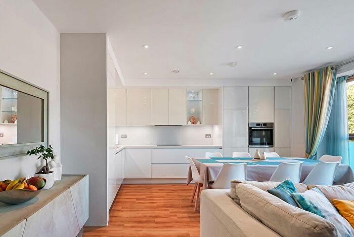 2 Bedroom Flat For Sale In Lower Richmond Road, Richmond, TW9