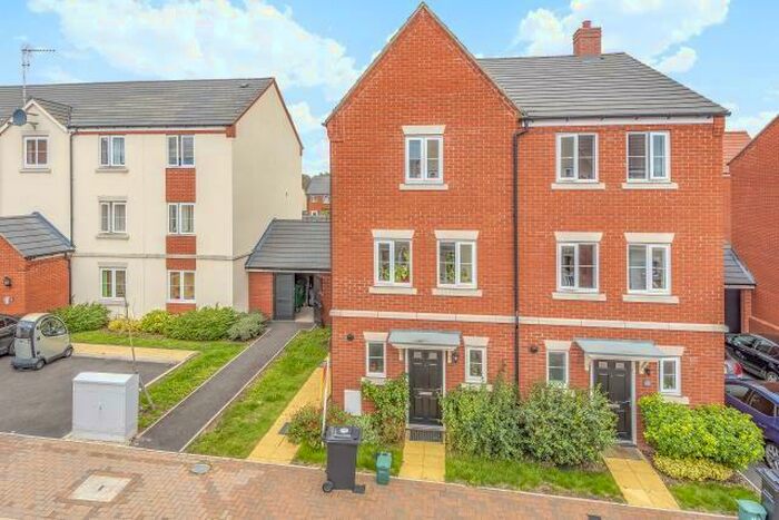 3 Bedroom Town House To Rent In Turner Drive, Botley, OX2