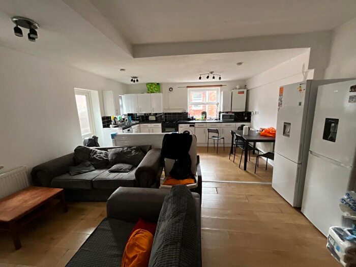 5 Bedroom Semi-Detached House To Rent In Kimbolton Avenue, Nottingham, Nottinghamshire, NG7