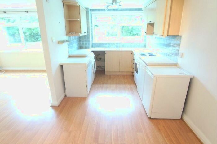 2 Bedroom Flat To Rent In Newton Court, Leeds, LS8