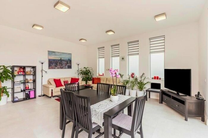 3 Bedroom Flat To Rent In Elm Avenue, London, W5